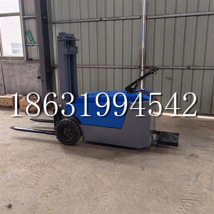 德惠市全电动叉车插腿式堆高车液压装卸车1.5吨升高小型站驾式铲车